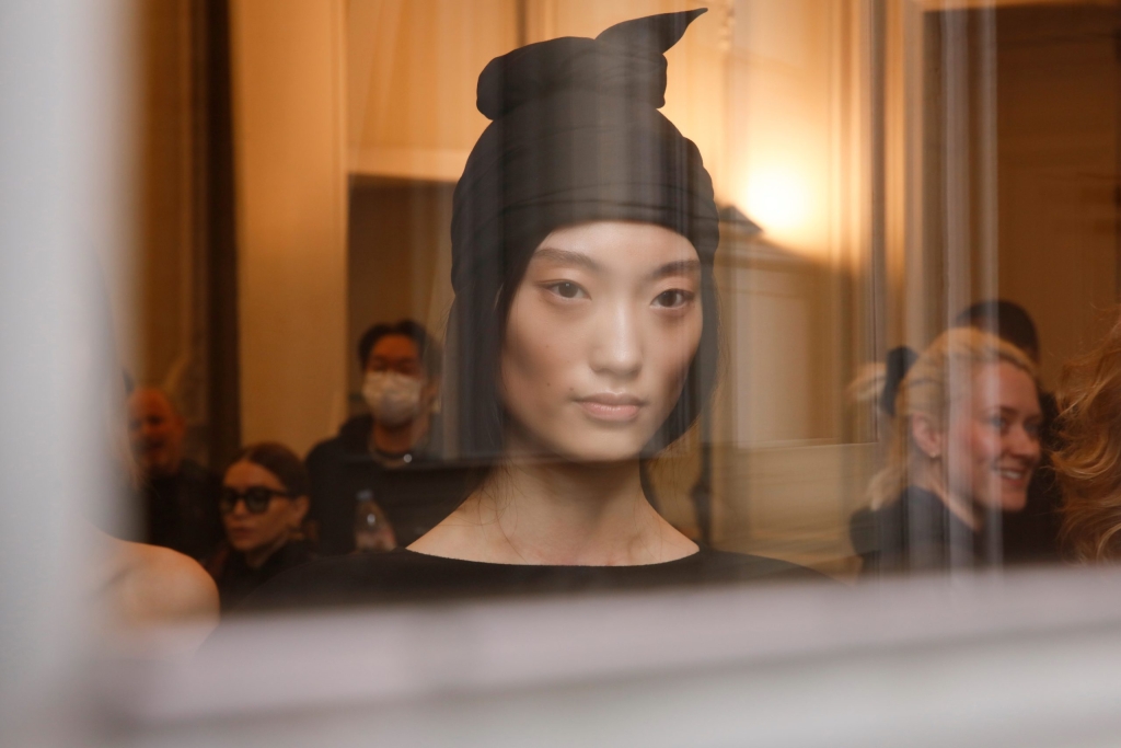 07_OBO_THE_ROW_BACKSTAGE_MODEL_FASHION_SHOW_PRODUCTION_DEFILE_MODE_FW23 _MATHIEU_BAUMER