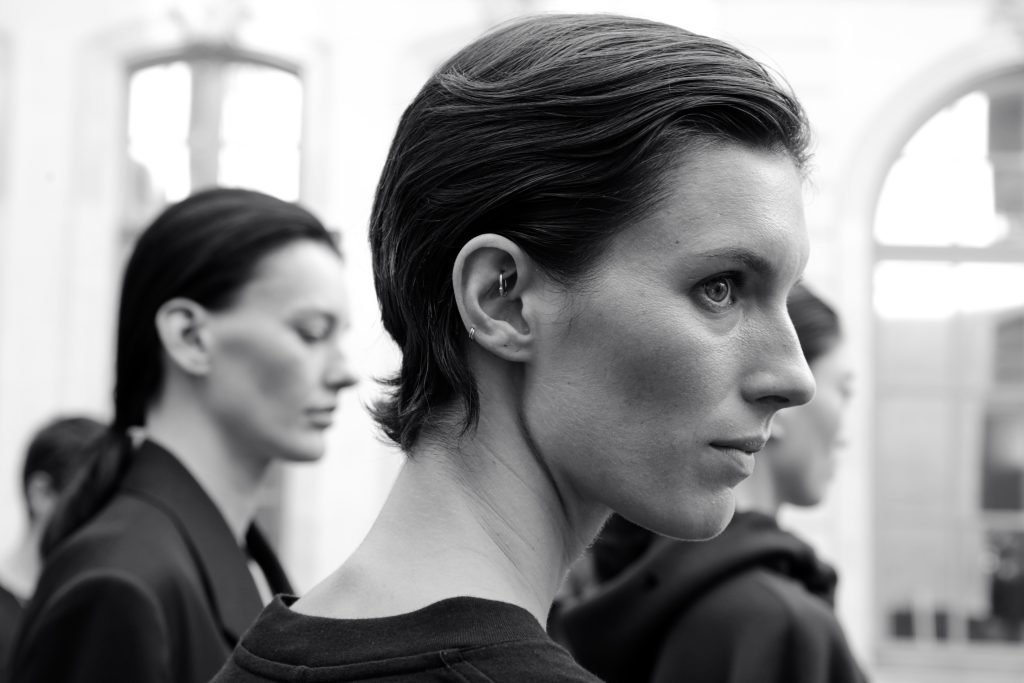 07_OBO_THE_ROW_SS24_BACKSTAGE_FASHION_SHOW_DEFILE_MODE_MODEL_MATHIEU_BAUMER