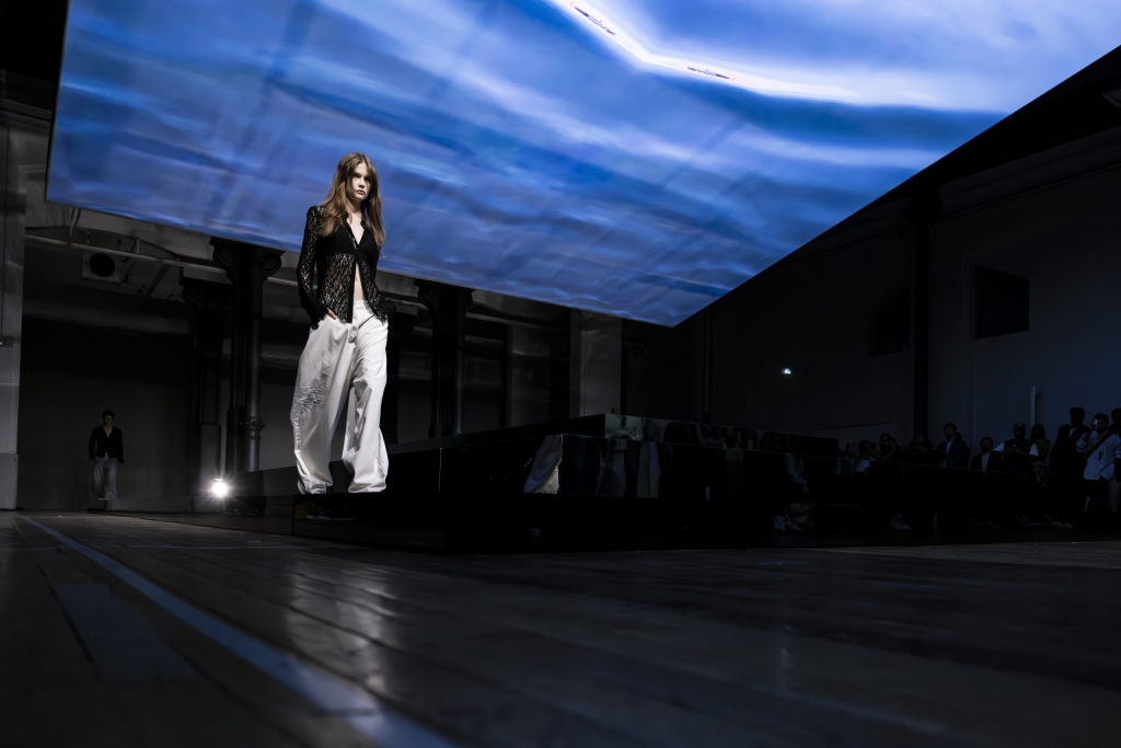 09_OBO_SYSTEM_DEFILE_MODE_FASHION_SHOW_MODEL_EVENT_SET_DESIGN_PRODUCTION
