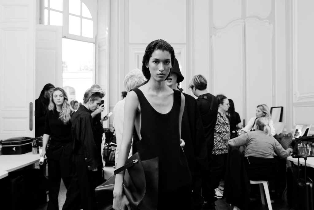 10_OBO_THE_ROW_SS24_BACKSTAGE_FASHION_SHOW_DEFILE_MODE_MODEL_MATHIEU_BAUMER