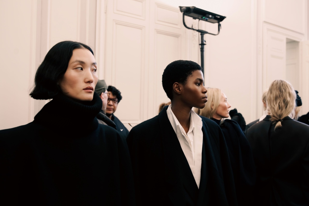 11_OBO_THE_ROW_BACKSTAGE_MODEL_FASHION_SHOW_PRODUCTION_DEFILE_MODE_FW23 _MATHIEU_BAUMER
