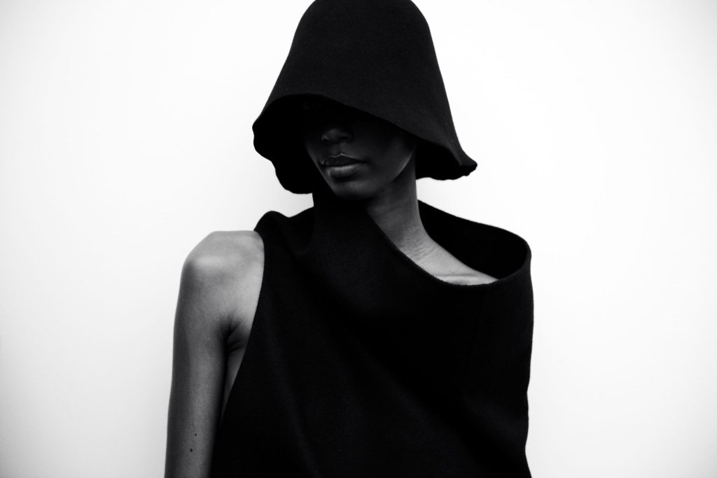 13_OBO_THE_ROW_SS24_BACKSTAGE_FASHION_SHOW_DEFILE_MODE_MODEL_MATHIEU_BAUMER