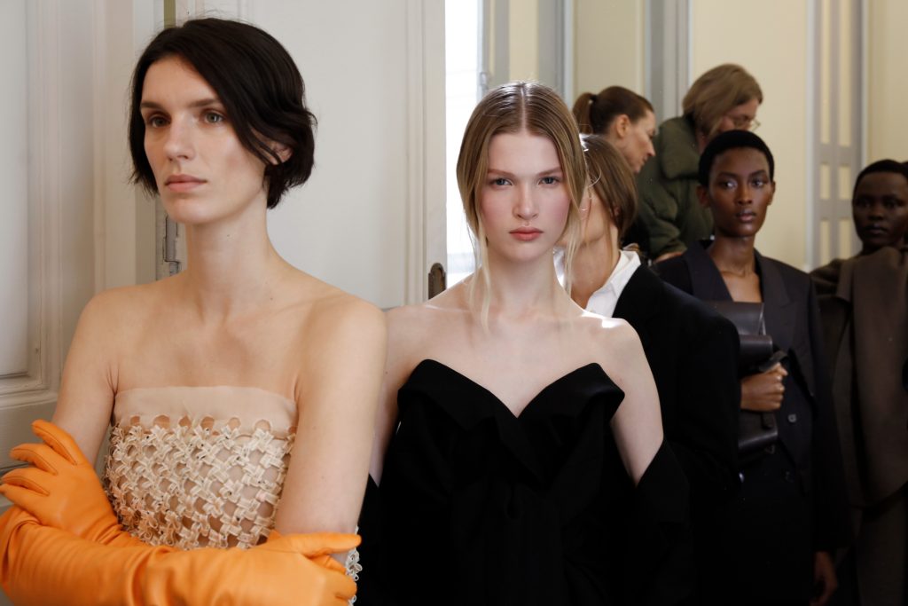 15_OBO_THE_ROW_BACKSTAGE_MODEL_FASHION_SHOW_PRODUCTION_DEFILE_MODE_FW23 _MATHIEU_BAUMER