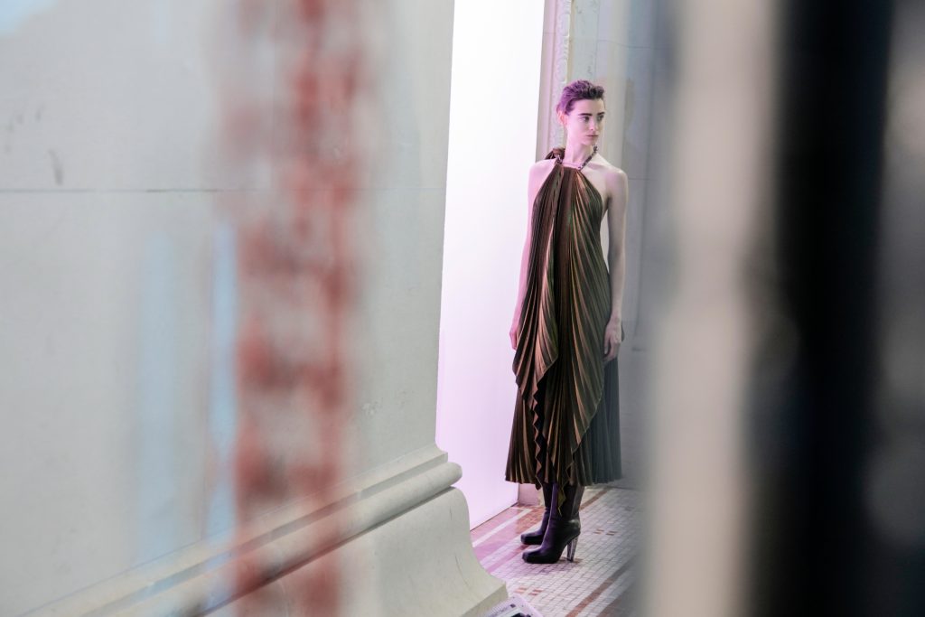 02_OBO_POIRET_FASHION_SHOW_BACKSTAGE_MODEL_MATHIEU BAUMER