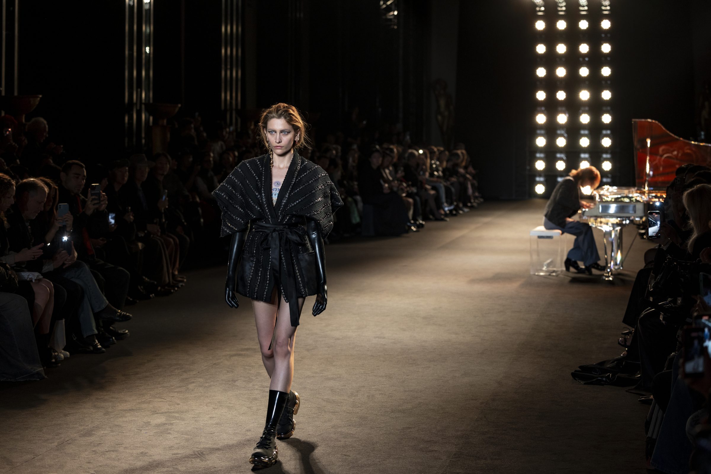 OBO_YOSHIKI_FASHION_SHOW_SCENOGRAPHY_SS25_-0328