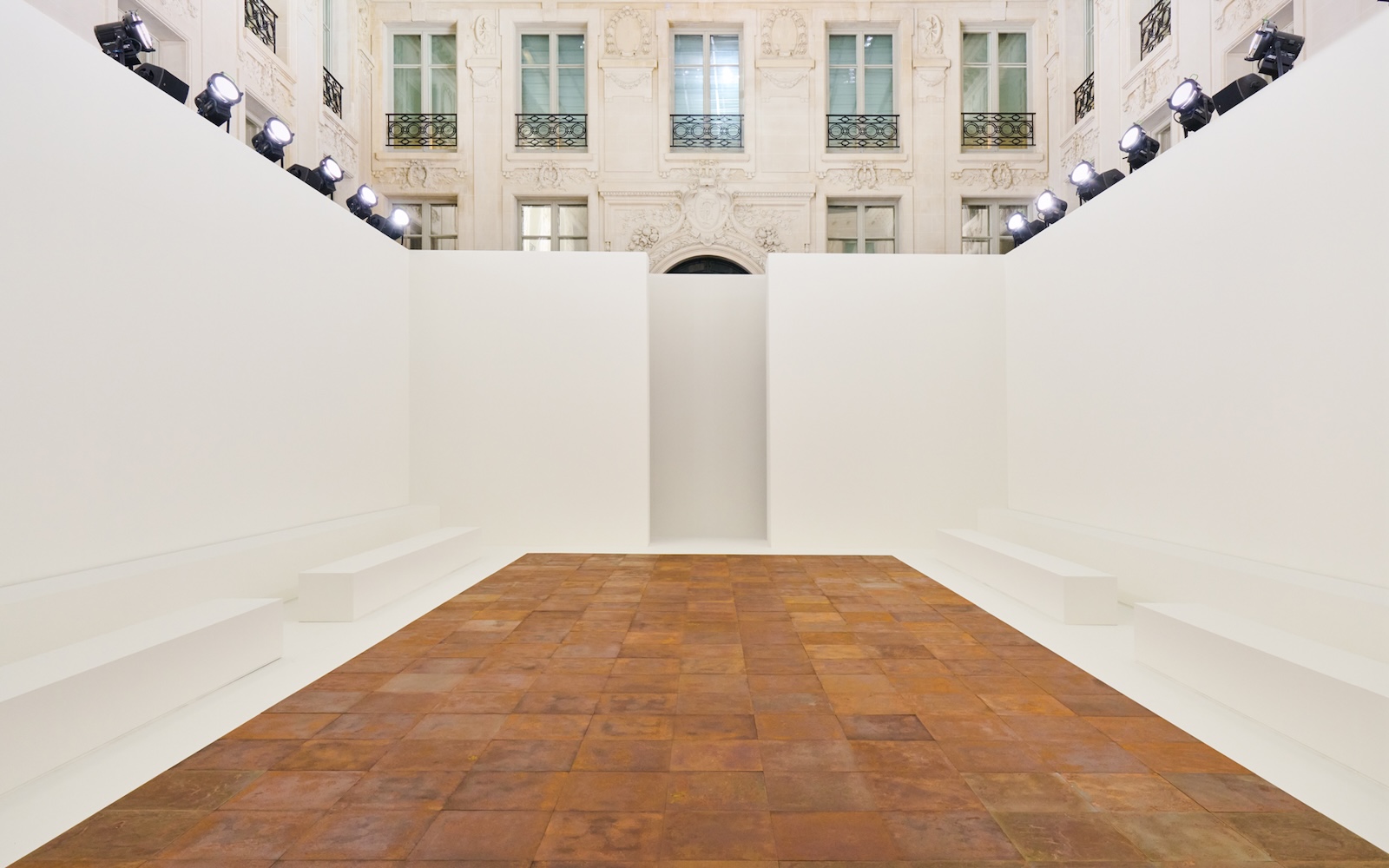 10x16_TOTEME_FW25_RUNWAY_EMPTYSET_1