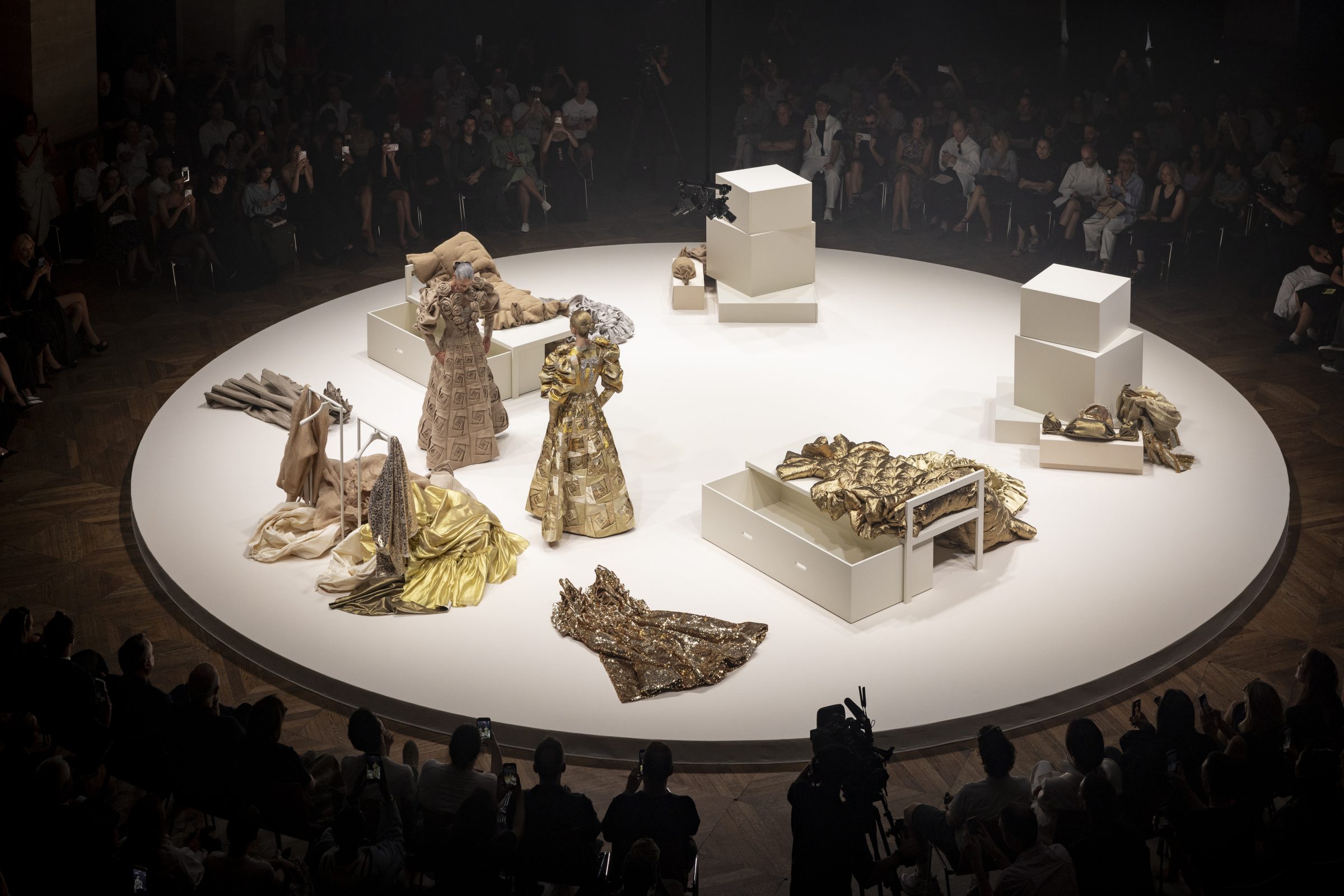 OBO_VIKTOR&ROLF_HC FW26:27_PALAIS BRONGNIART_JULY 26_STEPHANE DEROUSSENT_HD_1