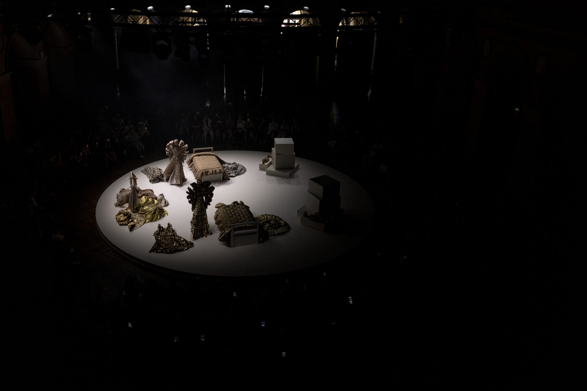 OBO_VIKTOR&ROLF_HC FW26:27_PALAIS BRONGNIART_JULY 26_STEPHANE DEROUSSENT_HD_9